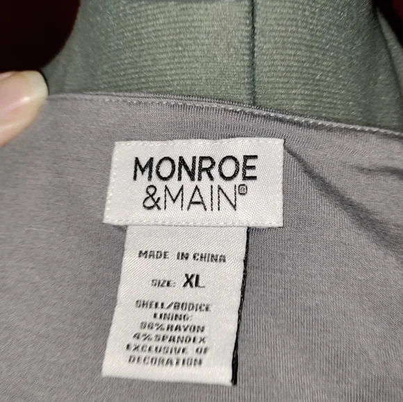 Monroe & Main embroidered midi dress - Picture 5 of 8